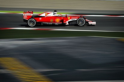 A Mercedes csak a bolondját járatja a Ferrarival?