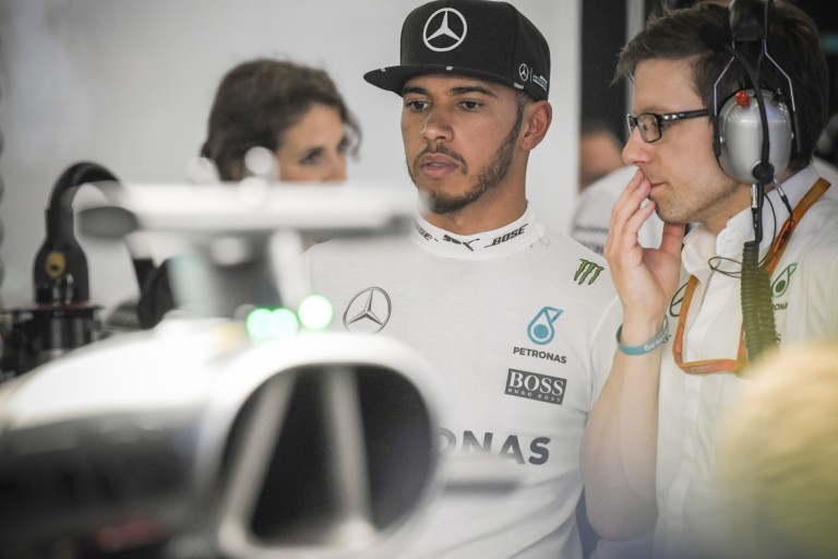 Hamilton, a magányos farkas - egyedül üldögél a pálya mellett