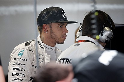 Hamilton a barbadosi naplementében - igazán költői!