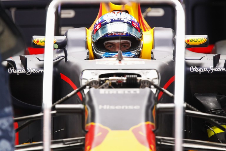 Verstappen már el is foglalta a helyét az RB12-ben