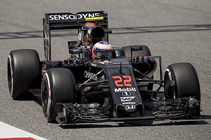 A McLaren régi és új első szárnya: érezd a különbséget