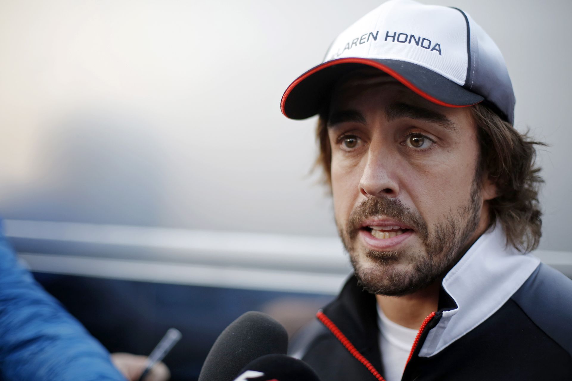 LOL: Alonso egy hatalmas sonkát kapott a spanyol rajongóktól a pálya szélén