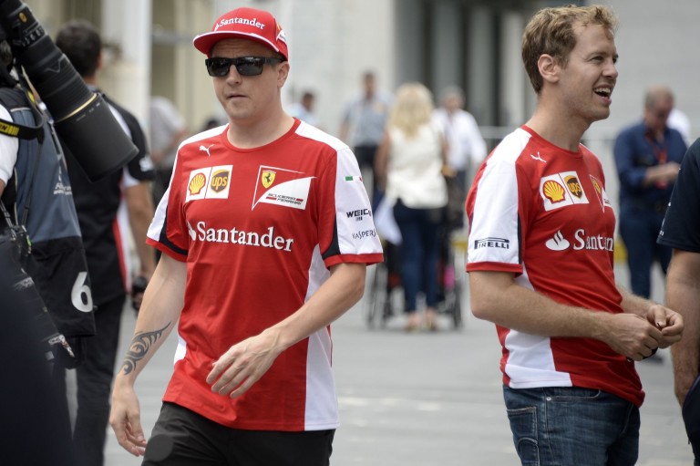 Szinkronban: Vettel és Räikkönen pont egyszerre húzta meg a pezsgőt a dobogón!