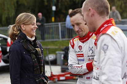 Képeken az "új", dögös Susie Wolff a színfalak mögött!