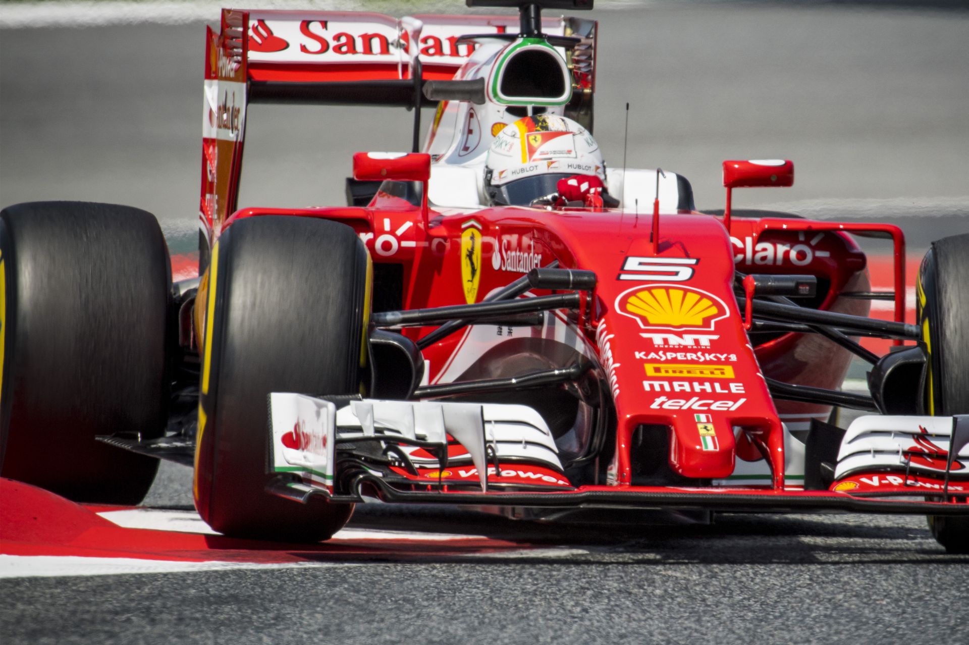 Érdekesen hajlik Vettel hátsó szárnya…