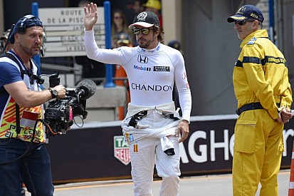 Alonso Kimi szurkolójával fogott kezet, aminek hangot adott - rácsodálkozott!