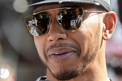 Hamilton félmeztelen dobolt