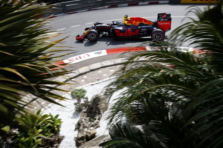 Verstappen autójának a Red Bull szó szerint szárnyakat adott Monacóban!