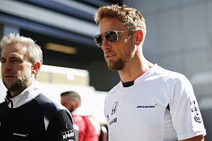 Button barátnője virággal a kezében feszít a monacói paddockban!