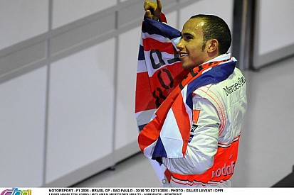 Vicces: A kicsi és a nagy Hamilton is ugyanúgy lengeti a brit zászlót!