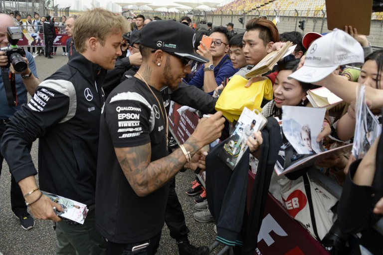 Képeken a különbség Hamilton és Rosberg között: Pucsító csajok vs család!