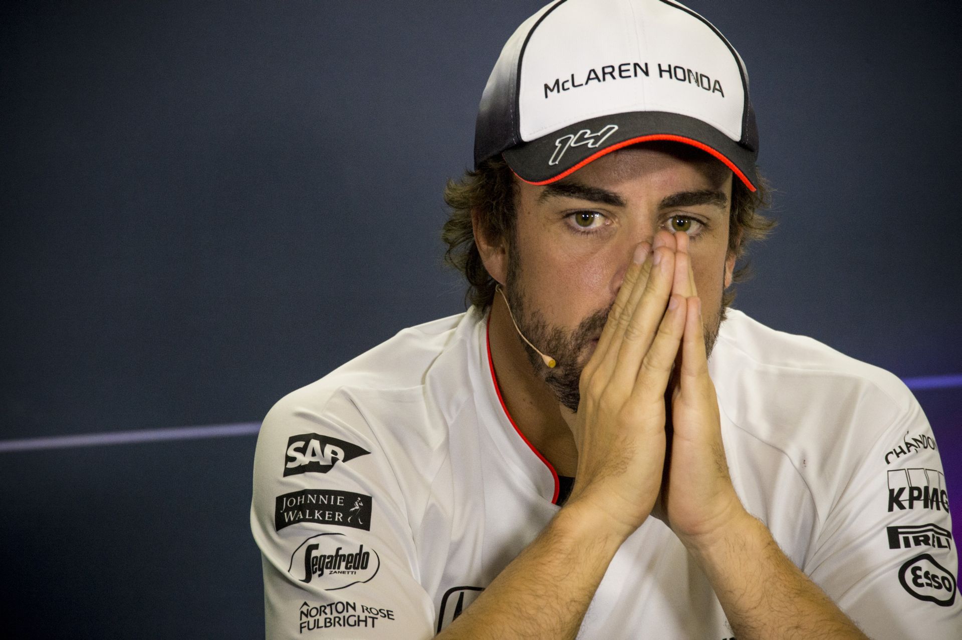Videón, ahogy Alonso bedriftel a