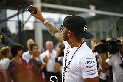 Hamilton Kanadában sem bír magával: a különc világbajnok