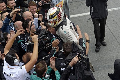 Videón, ahogy Hamilton Kanadában kipattant a Mercedesből, és odaszaladt szerelőihez!
