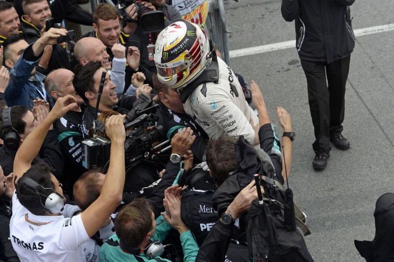 Videón, ahogy Hamilton Kanadában kipattant a Mercedesből, és odaszaladt szerelőihez!