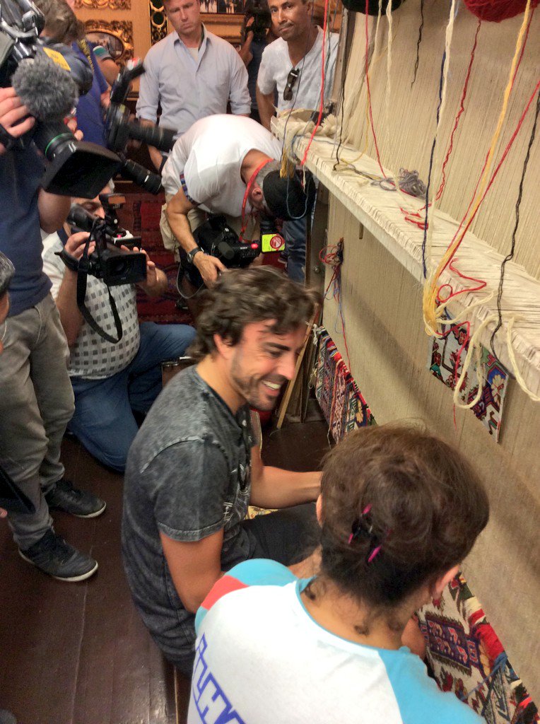 Alonso másodállást vállalt Bakuban: szőnyegszövés a profilja