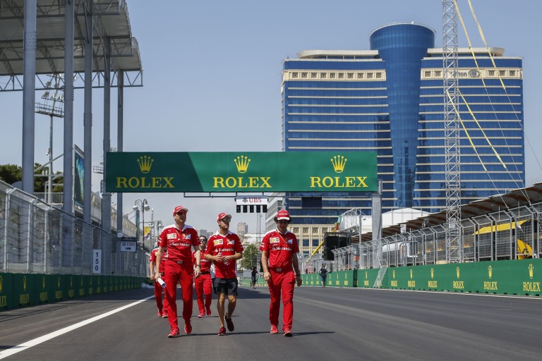 Vettel a kis jegyzetfüzetével járta be a bakui aszfaltcsíkot!