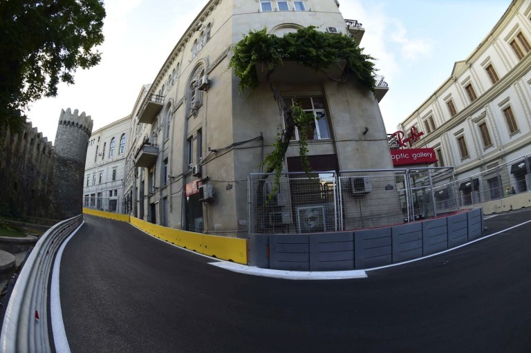 Így fedték le a macskaköveket Bakuban az F1-es pályán