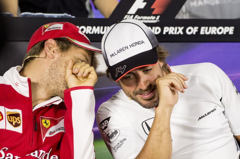 Vettel beoltotta Alonsót: Mintha a spanyol buszozna Bakuban...