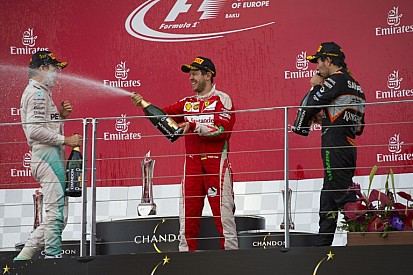 Egy elkapott pillanat: Vettel orrba is nyomta a pezsgőt