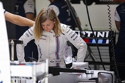 Susie Wolff még szürkében is igazi bombázó!