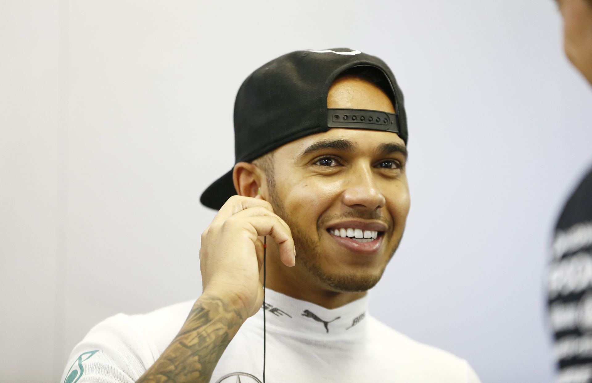 Hamilton rendkívül büszke a hasizmára!