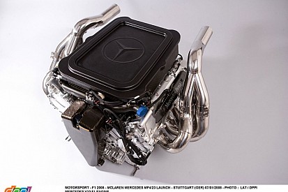 A V10-es F1-es motor "meztelenül" a McLarenben!