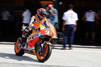 Marquez crasht in warm-up GP San Marino, maar is wel het snelst