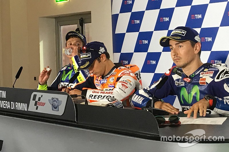 Rossi y Lorenzo discuten en la rueda de prensa