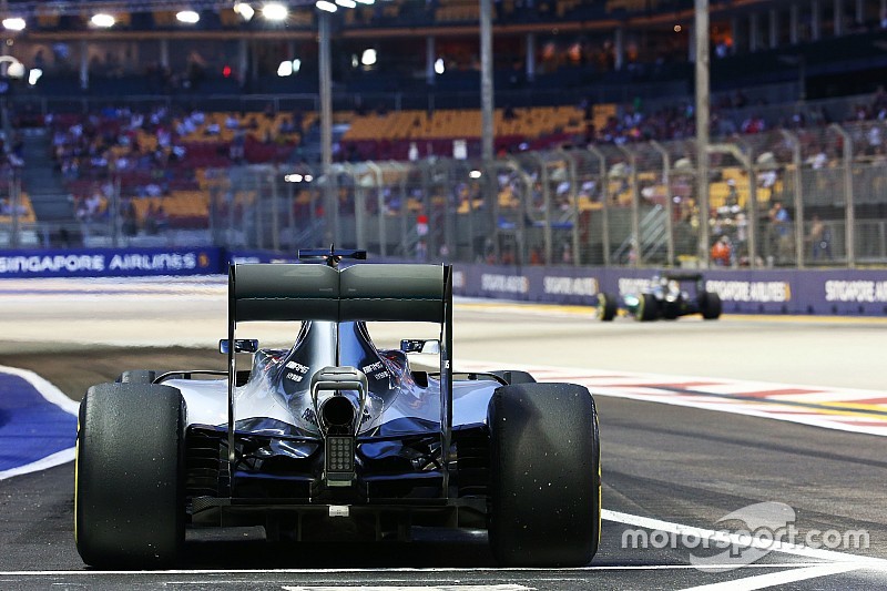 Pirelli знижує тиск в задніх шинах на Гран Прі Сінгапуру