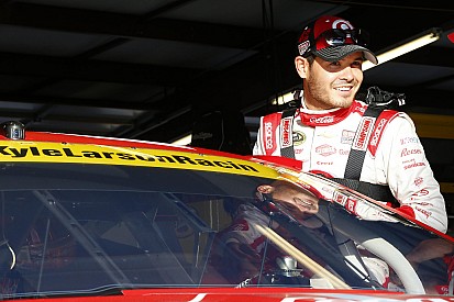 Larson lideró la segunda práctica de la Copa en Chicagoland