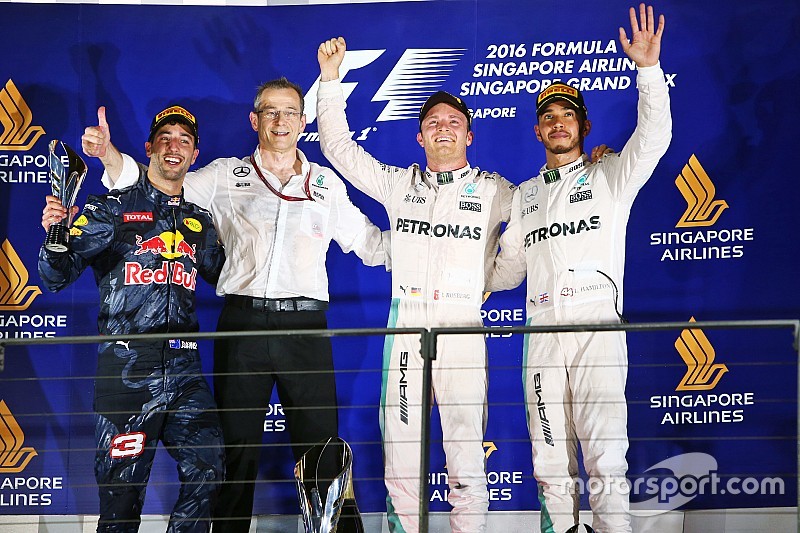 Singapur GP: Rosberg kazandı, şampiyonada liderliğe yükseldi!