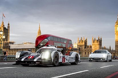Mark Webber conduce un Porsche LMP1 por Londres