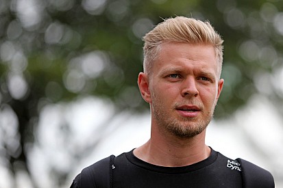 Magnussen se impacienta con su futuro