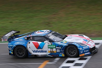 Lábát törte a versenyző az ADAC GT Mastersben