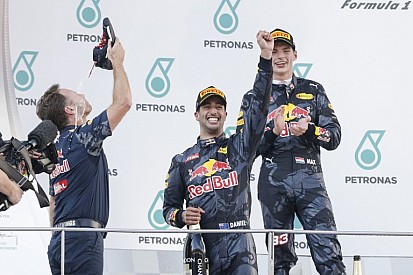 DRÁMA MALAJZIÁBAN: Ricciardo nyert Verstappen előtt, Hamilton kiesett, Rosberg a mezőny végéről lett harmadik