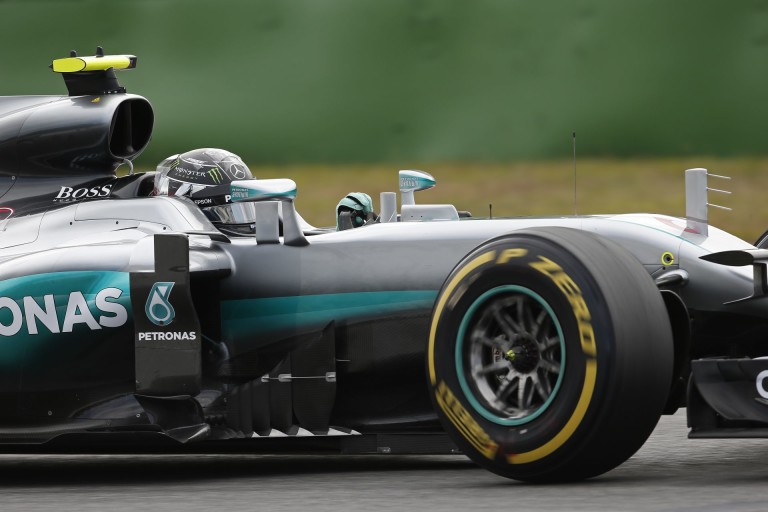 Videón a Mercedes villámgyors kerékcseréje gyakorlás közben Monzából