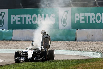 Mercedes past na motorplof enkele afstellingen aan
