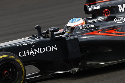 Прогресс McLaren не гарантирует успеха в 2017-м, полагает Алонсо