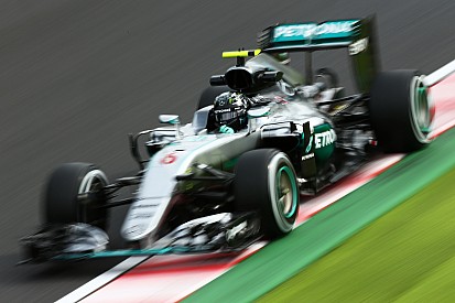 Rosberg completó el viernes por delante de Hamilton