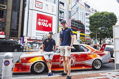 La divertida vuelta de Verstappen y Ricciardo por Tokio