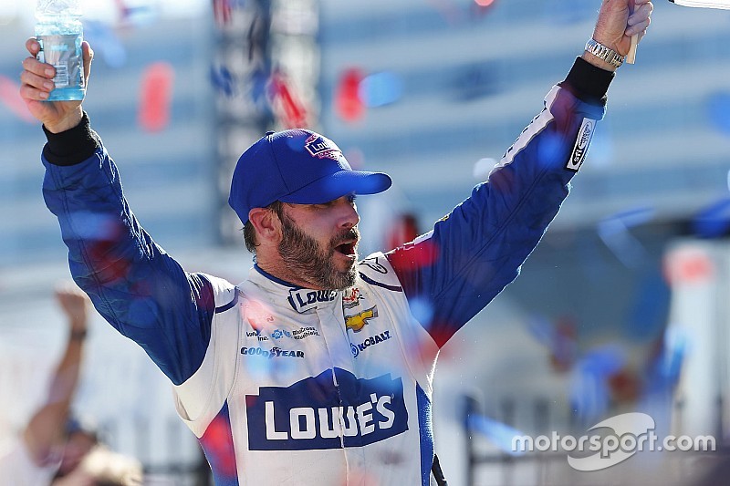 Johnson sobrevive y gana la prueba caótica en Charlotte