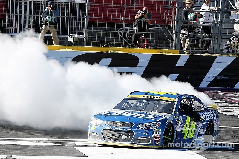 Jimmie Johnson conquista Charlotte e avanza nella Chase