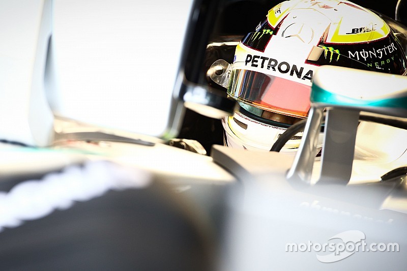 Hamilton salta il test con la Mercedes dotata di gomme larghe 2017