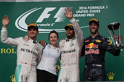 GP Amerika Serikat: Tampil dominan, Hamilton bawa Mercedes raih 1-2