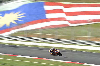 Binder aan kop in eerste training op vochtig Sepang