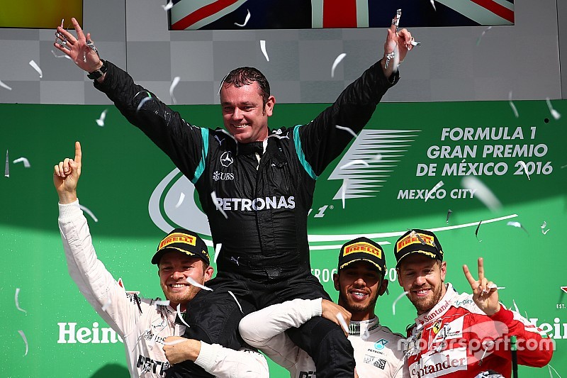 Verstappen verliest podiumplaats na tijdstraf, zege Hamilton