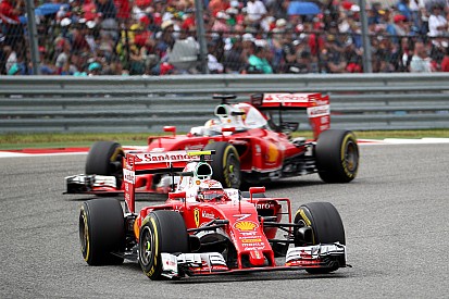 F1-Ferraris in den Steilkurven von Daytona mit Vettel und Räikkönen
