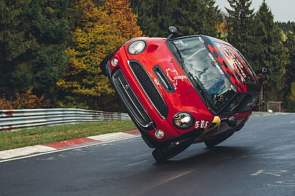 Weltrekord: Stuntfahrer umrundet die komplette Nordschleife auf 2 Rädern