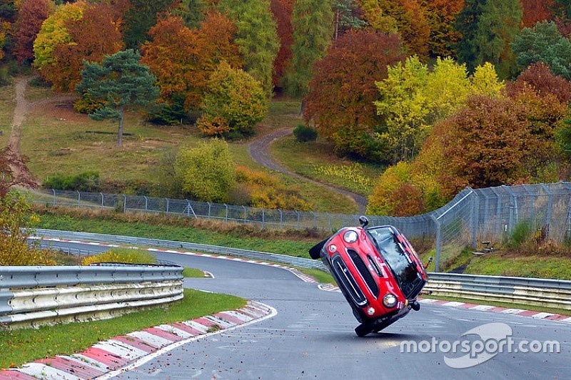 Une mini fait le tour du Nürburgring sur deux roues !
